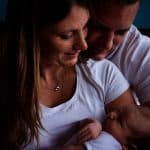 Newborn shoot gezinsfoto baby op de elleboog