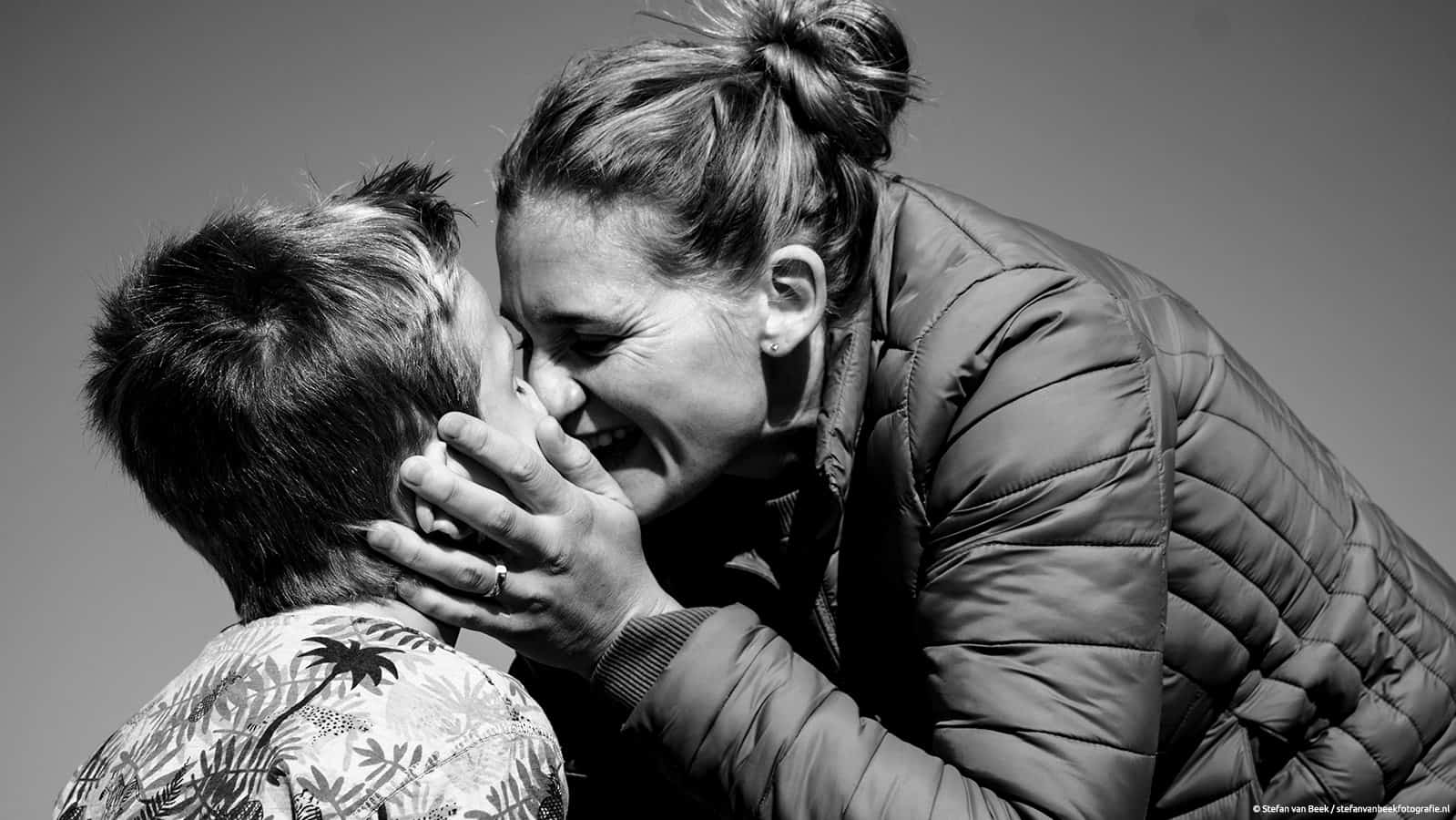 Close-up van moeder die haar kind een kus geeft | Day in the life fotoshoot © Stefan van Beek Fotografie