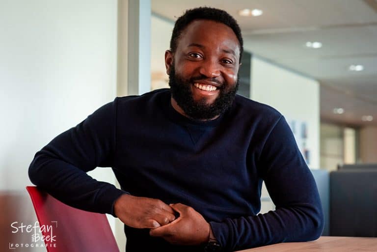 Zakelijk portret van man met longsleeve zitten aan tafel in kantoor © Stefan van Beek Fotografie