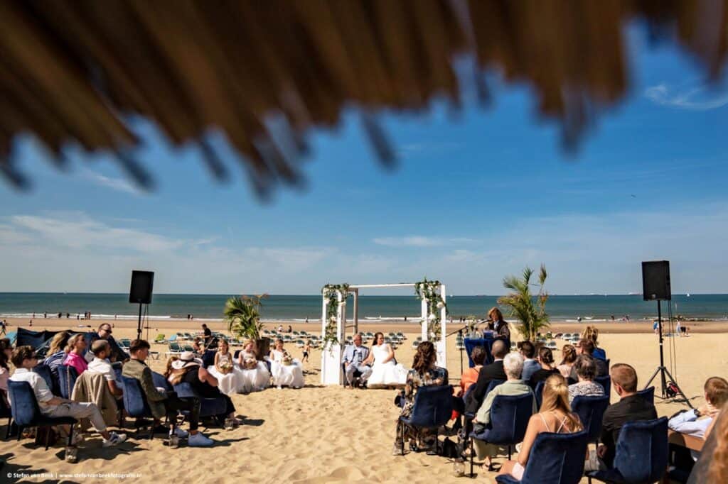 Bruiloft ceremonie op het strand van Scheveningen bij trouwlocatie Strandrestaurant Werelds © Stefan van Beek Fotografie