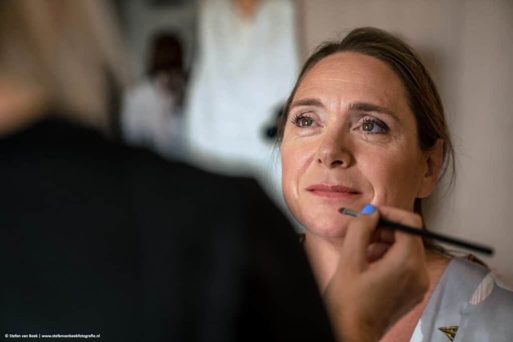 Close-up van bruid in de make-up in Carlton Beach Hotel tijdens haar bruiloft in Scheveningen © Stefan van Beek Fotografie