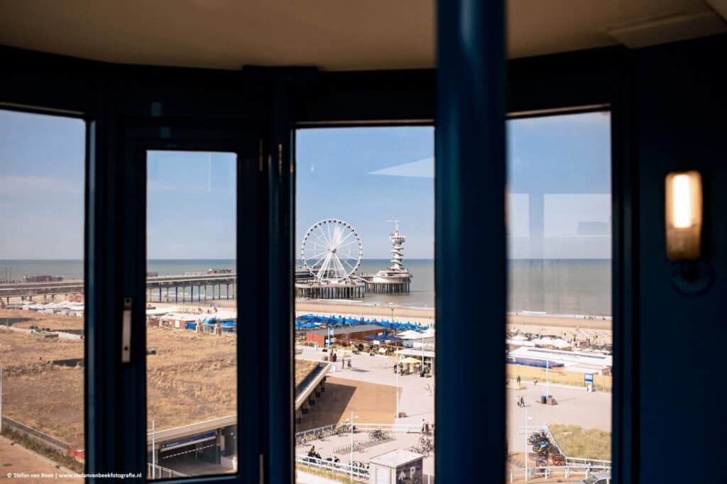 Uitzicht op de pier van Scheveningen en trouwlocatie Strandrestaurant Werelds vanuit hotel Carlton Beach in Scheveningen © Stefan van Beek Fotografie
