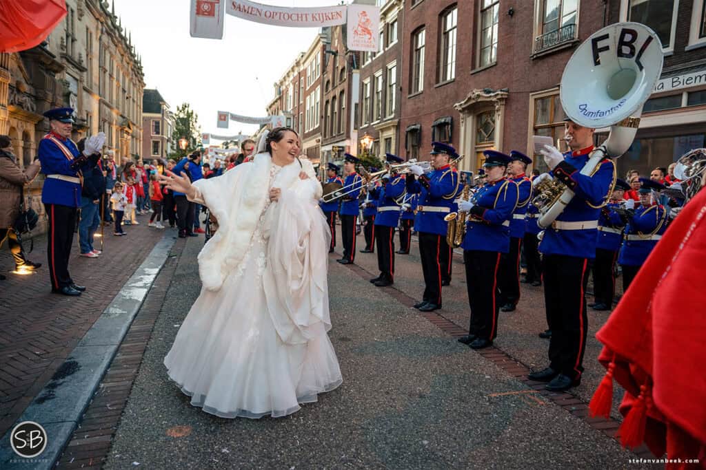 Bruid loopt polonaise in Breestraat na Reveille tijdens Leidens Ontzet_©_Stefan_van_Beek_Fotografie