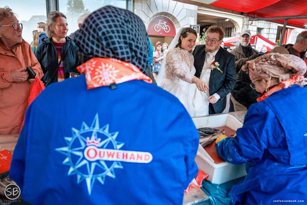 Bruid en bruidegom bij uitdelen haring en wittebrood op 3 oktober © Stefan van Beek