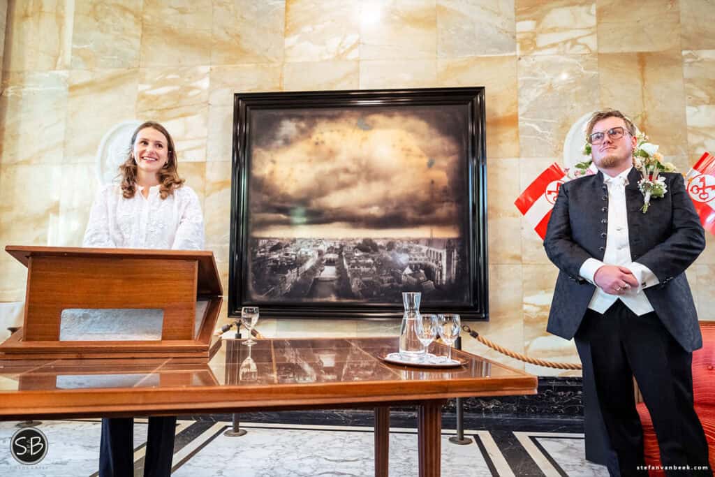 Trouwambtenaar Lisa Bleijenberg en bruidegom Tom Stapper tijdens de ceremonie op 3 oktober 2024 © Stefan van Beek