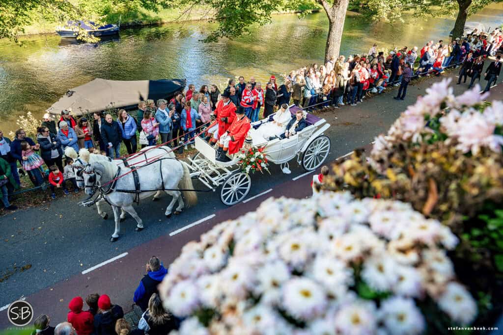 Tom en Rianne in de witte koets van Beatrix tijdens 450-jarig jubileum van Leidens Ontzet © Stefan van Beek