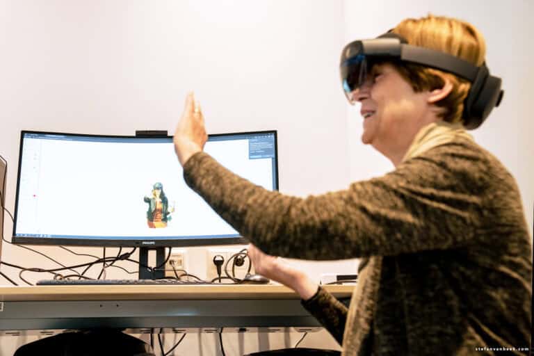 Digitale hi-five tijdens bedrijfsreportage © Stefan van Beek