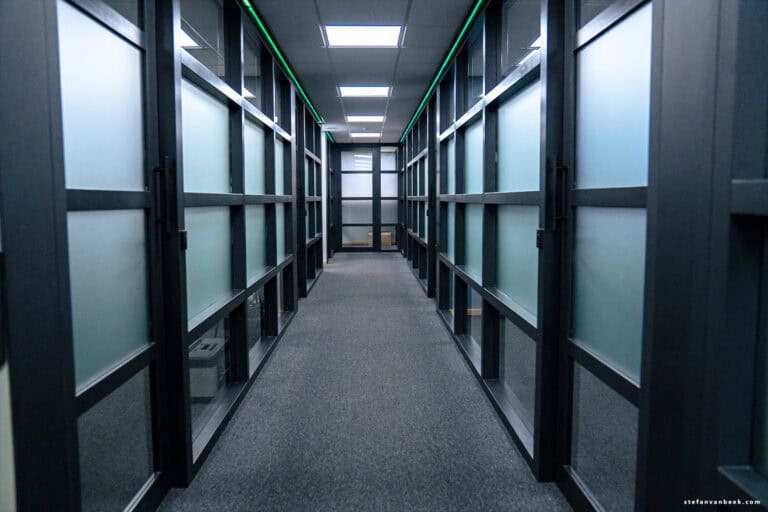 Gang in kantoor PWA IT © Stefan van Beek - stefanvanbeek.com