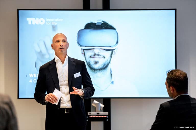 TNO CEO Tjark Tjin-A-Tsoi spreekt bij event - bedrijfsfotografie © Stefan van Beek stefanvanbeek.com